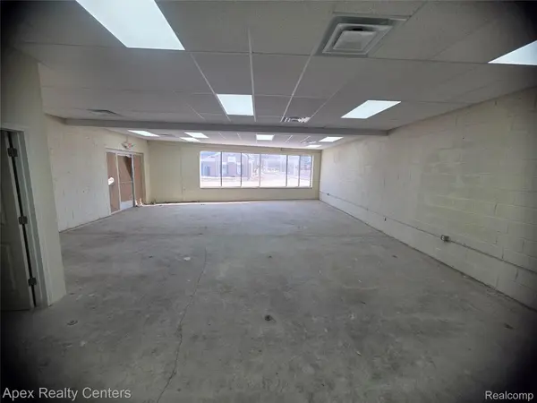 2262 S Wayne Rd RD, Westland, MI 48186