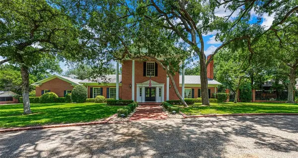 2825 Lake Air Drive, Waco, TX 76710