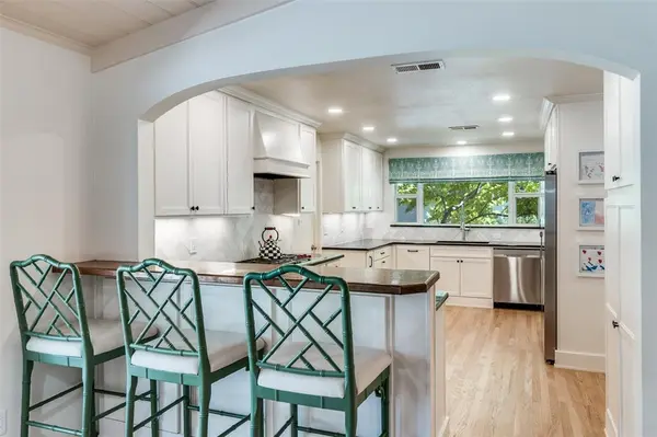 Dallas, TX 75225,7547 Greenbrier Drive