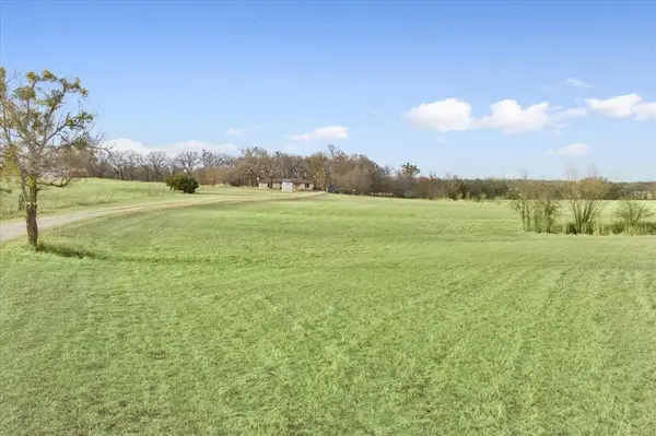 1832 W White Oak Road, West, TX 76691