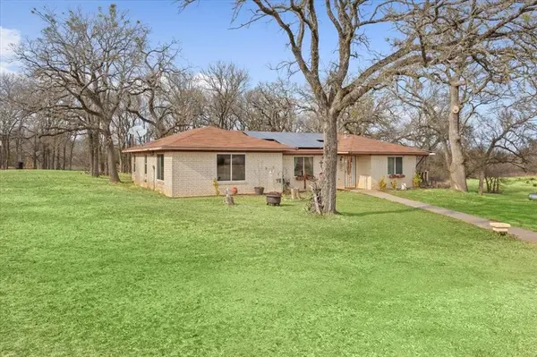 1832 W White Oak Road, West, TX 76691