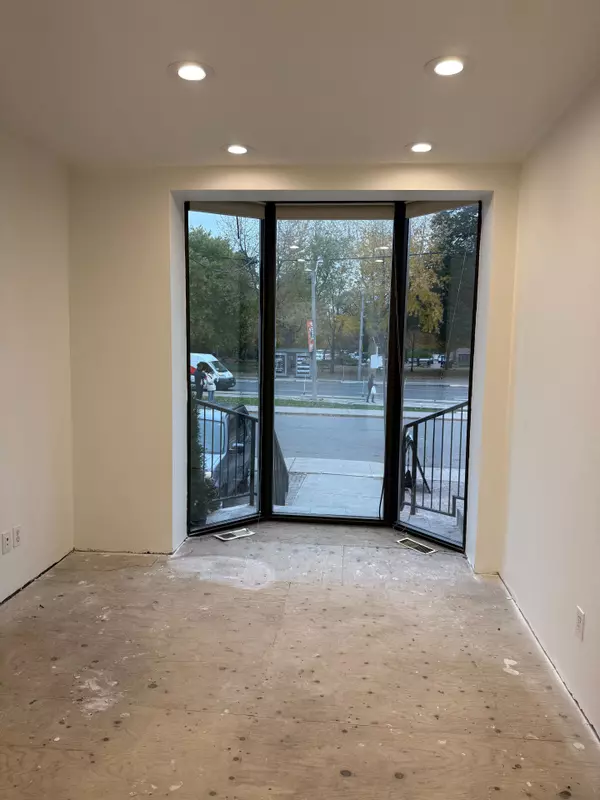 Toronto C02, ON M4V 1Z4,8 Lawton BLVD