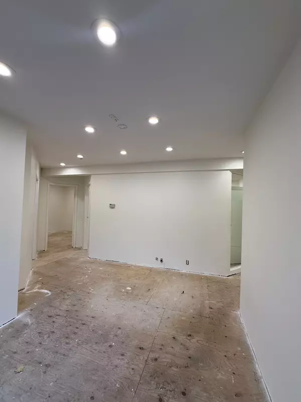 Toronto C02, ON M4V 1Z4,8 Lawton BLVD