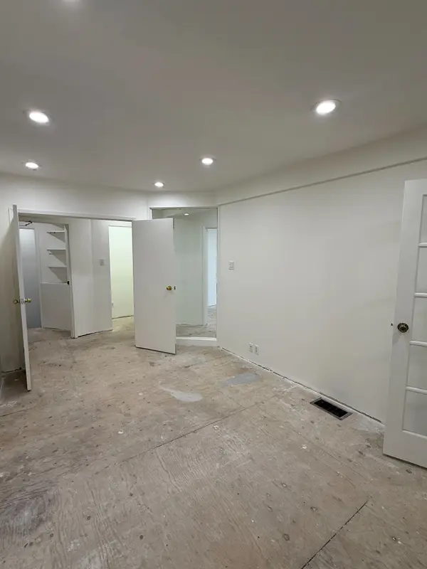 Toronto C02, ON M4V 1Z4,8 Lawton BLVD