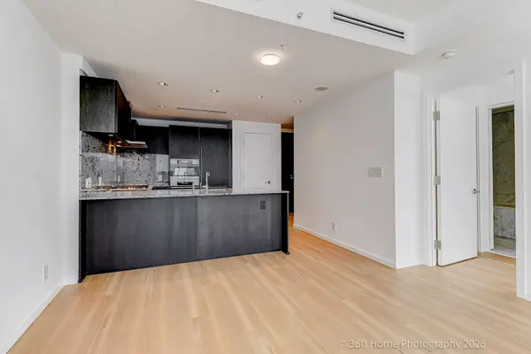 180 University AVE #4702, Toronto C01, ON M5H 0A2