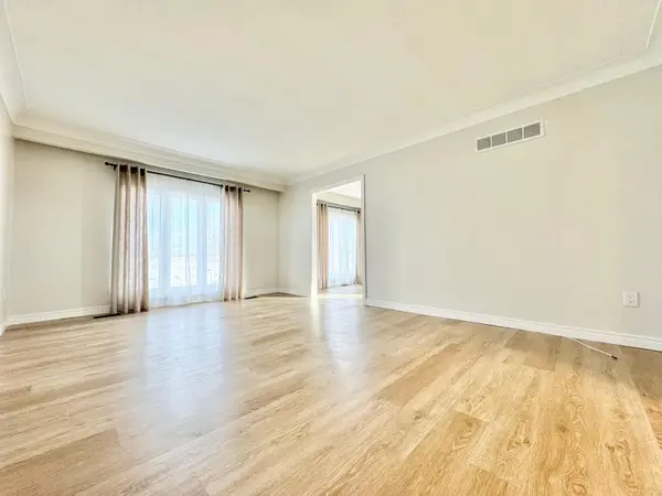 221 First RD E, Hamilton, ON L8J 2V6