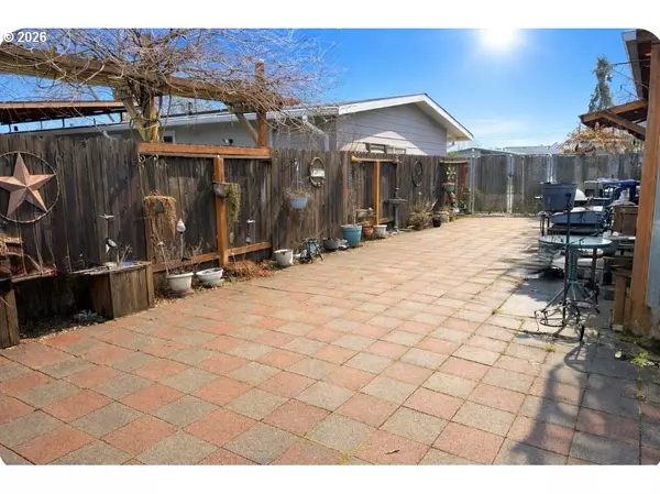 Springfield, OR 97477,126 WOODLANE DR