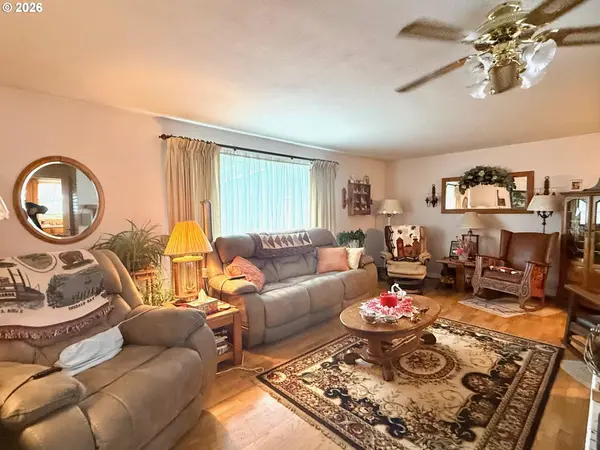 126 WOODLANE DR, Springfield, OR 97477