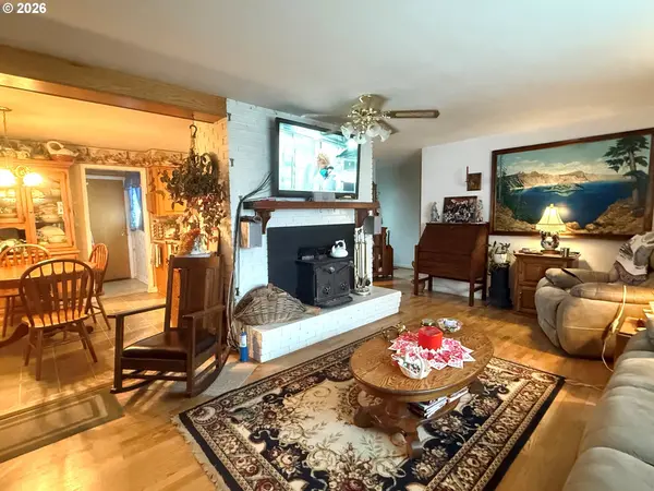 126 WOODLANE DR, Springfield, OR 97477