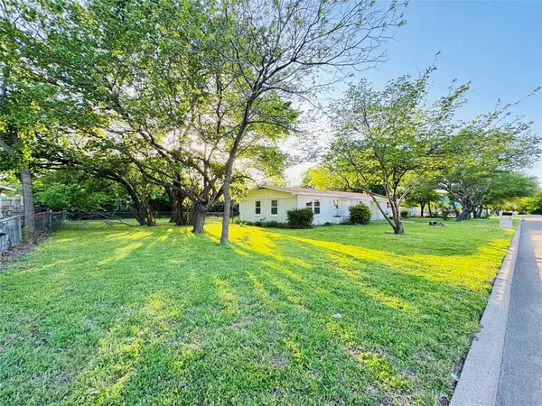 106 Hillcrest Street, Mansfield, TX 76063