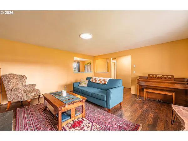 421 WOODLANE DR, Springfield, OR 97477