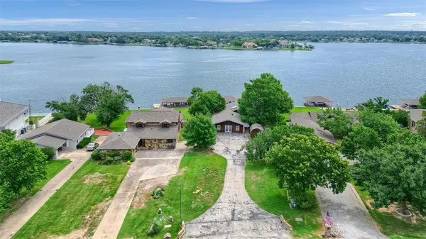 105 Cheyenne Drive, Lake Kiowa, TX 76240