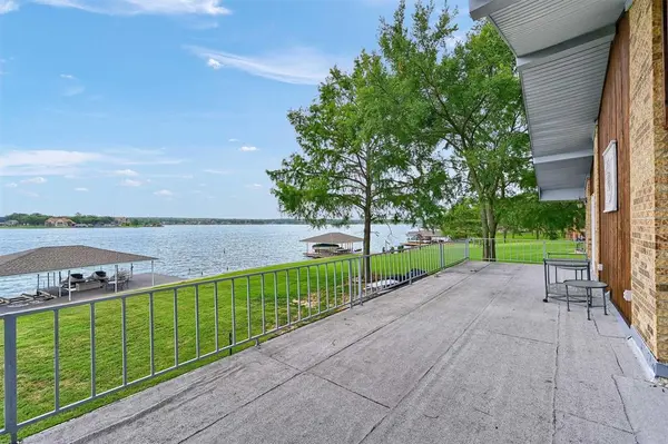 105 Cheyenne Drive, Lake Kiowa, TX 76240