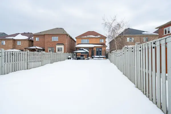 11 Noranda CRES, Brampton, ON L6Y 0M7