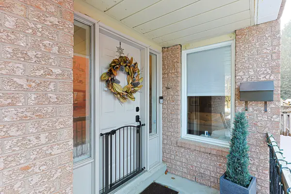 84 Loraview LN, Aurora, ON L4G 6N5