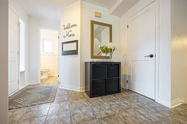 84 Loraview LN, Aurora, ON L4G 6N5