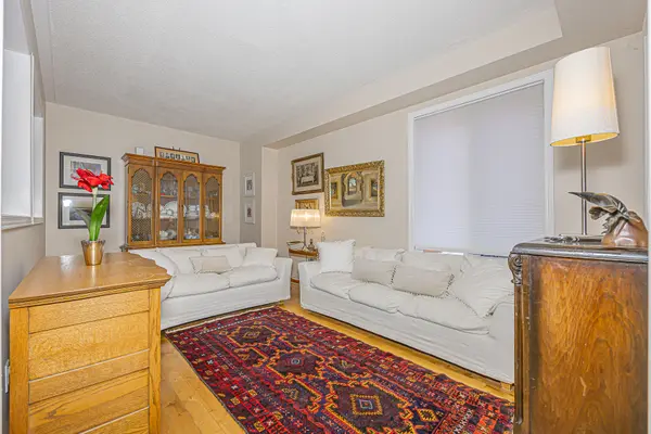 84 Loraview LN, Aurora, ON L4G 6N5