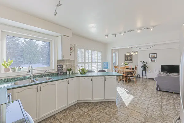 84 Loraview LN, Aurora, ON L4G 6N5