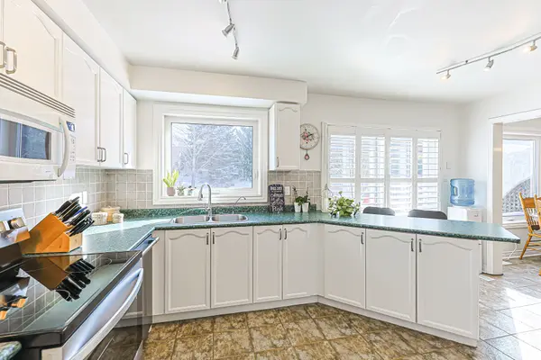 84 Loraview LN, Aurora, ON L4G 6N5