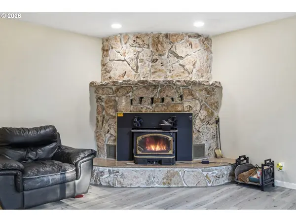 85217 WINDING WAY, Pleasant Hill, OR 97455