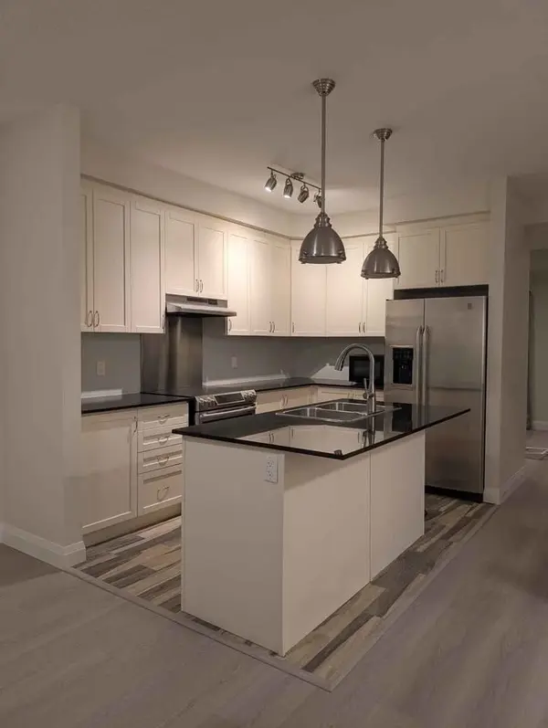 2220 Queensway DR #11, Burlington, ON L7R 3T1