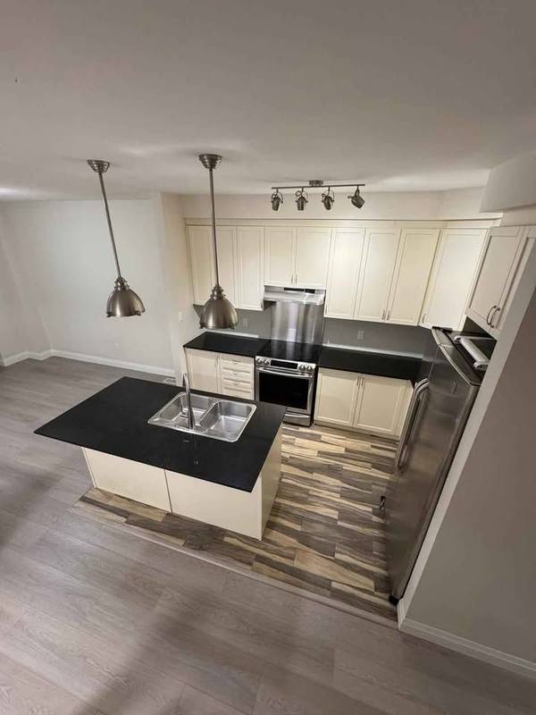 2220 Queensway DR #11, Burlington, ON L7R 3T1