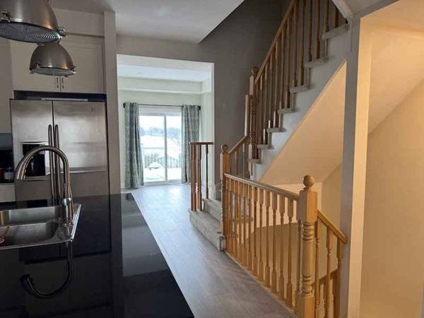 2220 Queensway DR #11, Burlington, ON L7R 3T1