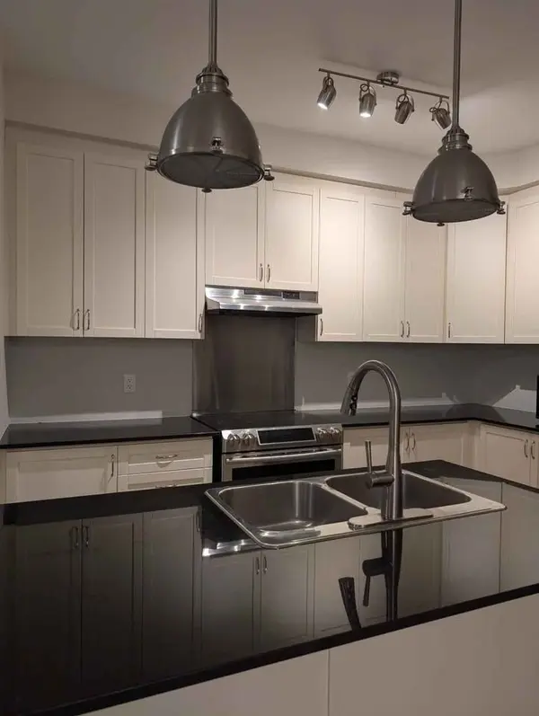 2220 Queensway DR #11, Burlington, ON L7R 3T1