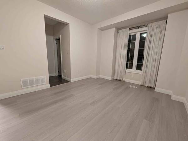 2220 Queensway DR #11, Burlington, ON L7R 3T1