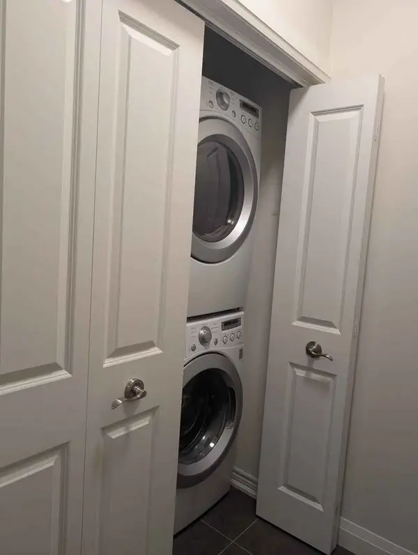 2220 Queensway DR #11, Burlington, ON L7R 3T1