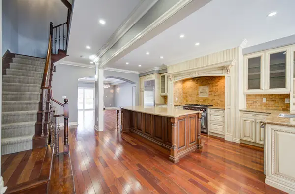 115 St Lawrence DR, Mississauga, ON L5G 4V2