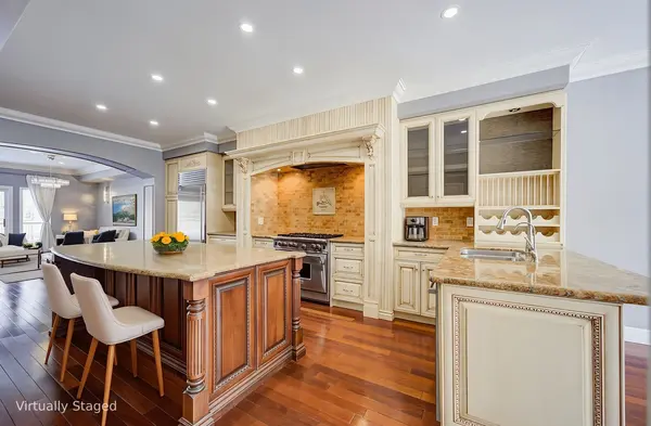 115 St Lawrence DR, Mississauga, ON L5G 4V2