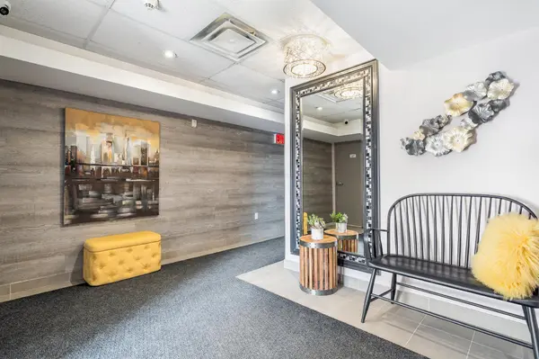 Barrie, ON L4N 5T5,39 Ferndale DR S #202