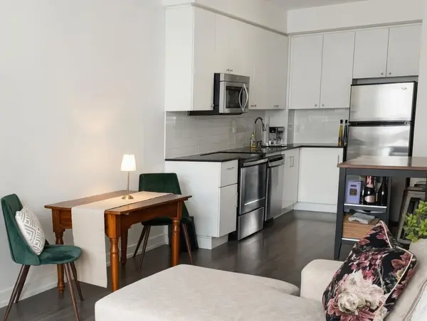 8 Fieldway RD #414, Toronto W08, ON M8Z 3L1