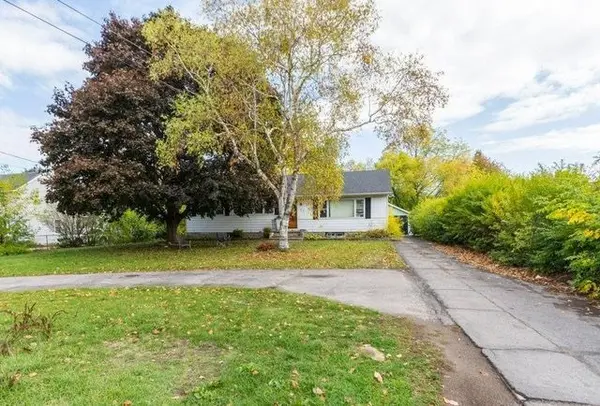 Belleville, ON K8P 2T6,71 Prince Of Wales DR #Main