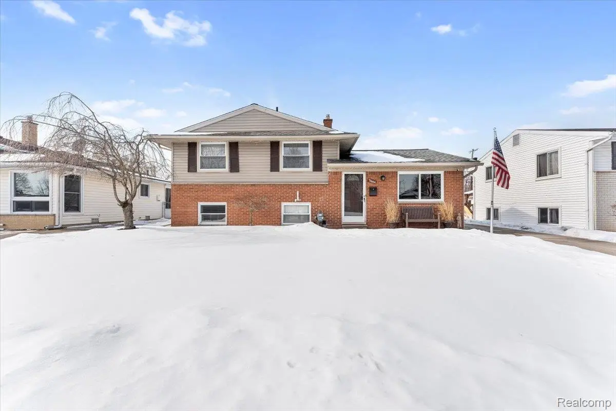 31664 Sweetbriar DR, Rockwood, MI 48173