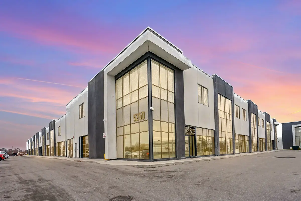 5250 Solar DR #33, Mississauga, ON L4W 5M8