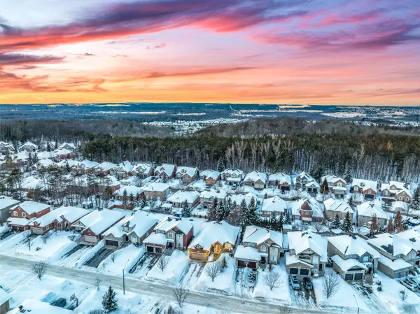 16 Stapleton PL, Barrie, ON L4N 5Z3