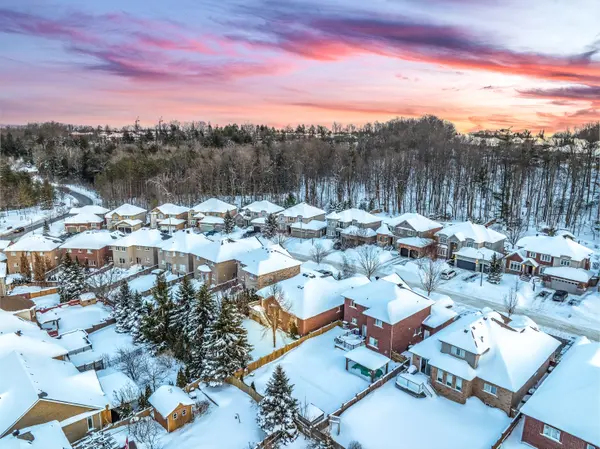 16 Stapleton PL, Barrie, ON L4N 5Z3