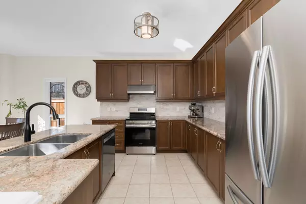 Barrie, ON L4M 0A9,14 Charlemagne AVE