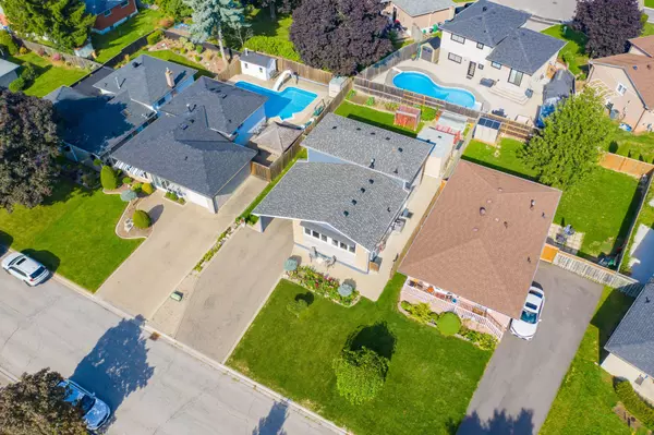 Brampton, ON L6Y 1A1,8 Edwin DR