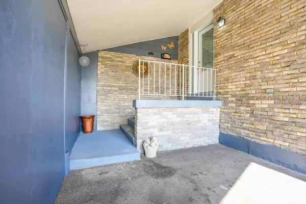 Brampton, ON L6Y 1A1,8 Edwin DR