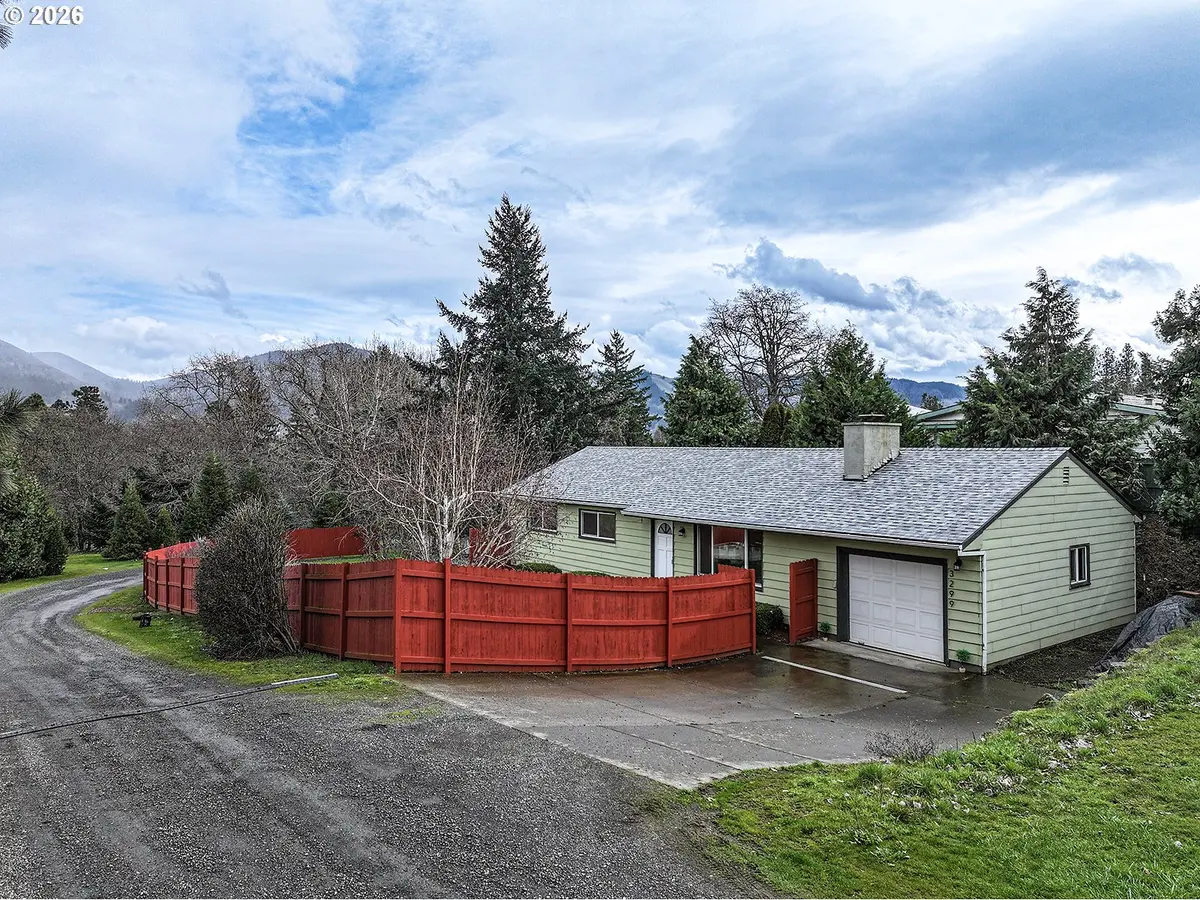 3299 DURLAND DR, Hood River, OR 97031