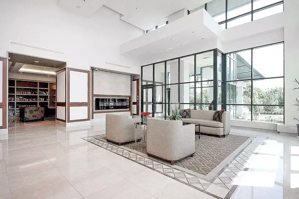 Brampton, ON L6W 0A8,100 John ST #2205