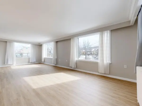 16 Upwood AVE, Toronto W04, ON M6L 3A5