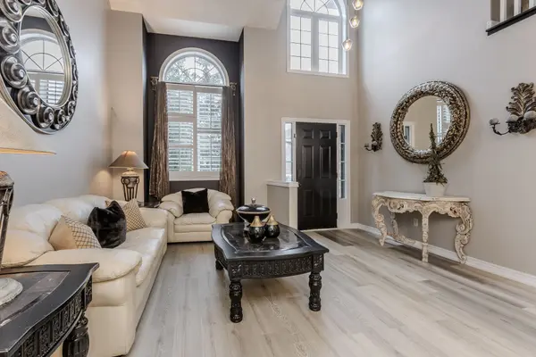 26 Grassyplain DR, Hamilton, ON L0R 1W0