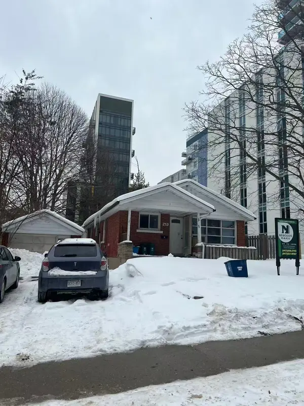 249 Sunview ST, Waterloo, ON N2L 3V8