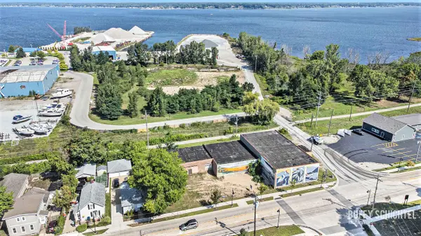 1812 Lakeshore DR, Muskegon City, MI 49441