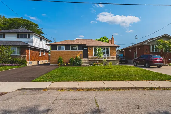 131 Welbourn DR, Hamilton, ON L9A 3N5