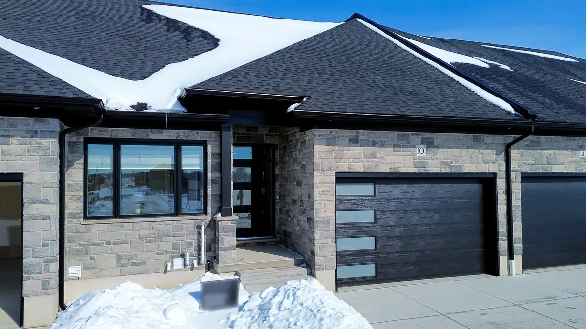 32 Postma CRES #10, North Middlesex, ON N0M 1A0